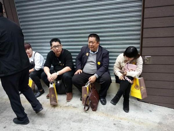 心寒！中策院合作旅行社强制购物，不购物就不让出门引发冲突
