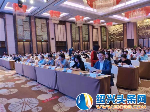 党旗在园区飘扬 党旗在园区飘扬