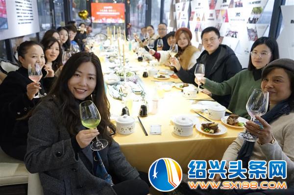 金德隆诗以言志拥抱-6