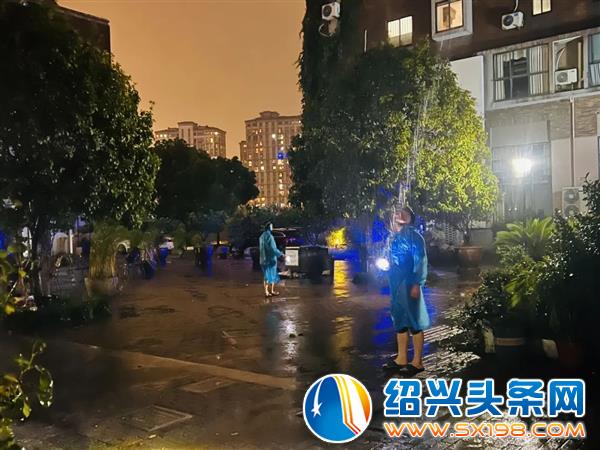 形尔尚应急管理小组彻夜抗台-3