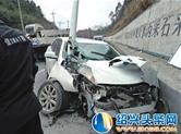 雪佛兰突然撞向路灯杆 车轮飞出、前脸撕破、车身碎裂，所幸人无大碍