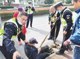 大伯不小心掉进了窨井，幸有民警及时救助